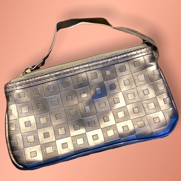 𝅺🦄 Small Gold Patterned Wristlet - Picture 1 of 7